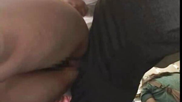 Dua gelandangan si rambut coklat video lucah anak muda berbentuk baik menghisap satu sosej hitam besar