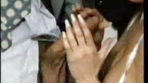 Lesbian si rambut coklat berdarah panas burit lucah melakukan hubungan seks berwap 69 di rumah urut