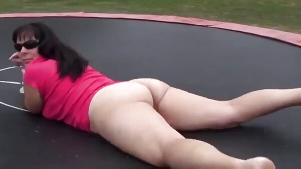 Sekumpulan bayi menggoda berambut hitam menyerang seorang lelaki keriting kumpulan video lucah