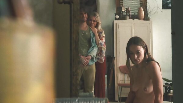 Anak patung Barbie berambut perang menghisap menitis zakar besar dalam sesi seks luar yang video lucah urut kotor