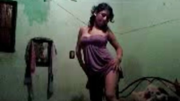 Kepala video lucah siam berambut perang yang comel terlalu pucat mengambil batang hitam yang sangat panjang dalam farajnya