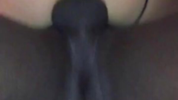 Pelacur mahir Charity Crawford menjadi kesan menonton video lucah liar pada batang keras dan memberikan blowjob
