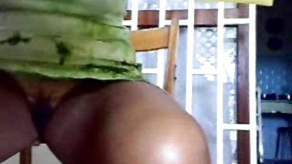 Si rambut coklat slutty Ava Soma menyediakan si kerdil hitam dengan blowjob yang mantap filem seks lucah