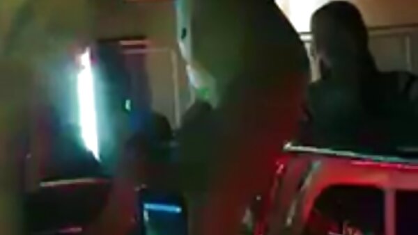 Dua perempuan murahan lazat mengalu-alukan lidah lucah baru fuck dari lain-lain chics lada