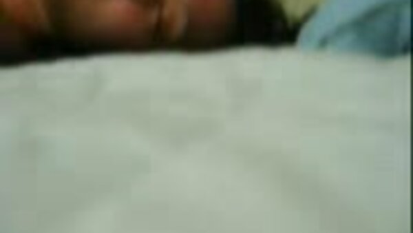 Gadis video lucah lelaki berambut perang penuh nafsu Gia Paloma digerudi jauh di dalam lubuknya