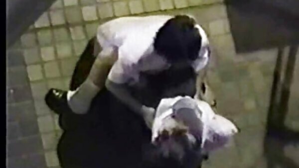 Berwajah serius tetapi berambut perang slutty menunjukkan buah dadanya yang bagus pada webcam sex melayu lucah