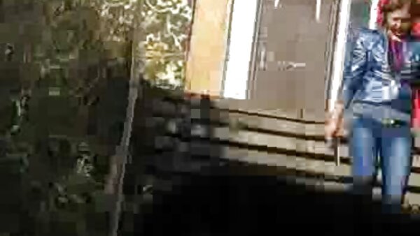 Anak ayam sex main dengan isteri orang kecil berpayu dara kecil Paris White mendapat muka selepas faraj tegar berdebar-debar