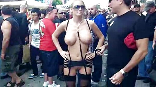 Babes yang menyelerakan Bailee dan Michelle Moist sedang membangkitkan seks urutan lucah lesbian di atas katil
