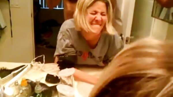 Tiga MILF suka bermain mencium satu sama video lucah terbaik lain di bibir merah semasa pesta seks lesbian