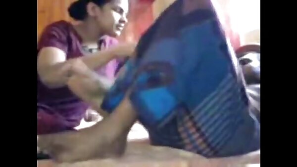 Perempuan murahan Asia yang menggoda dengan pantat besar melakukan BJ beruap kepada lelaki kulit wan nor azlin lucah putihnya