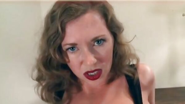 Si rambut merah comel dan seksi yang sederhana menggoda dengan teteknya yang cantik pada kamera video lucah sekolah web