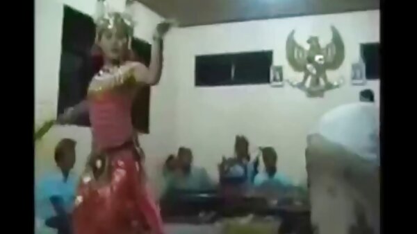 Dua lesbian sex melayu lucah yang cantik menggembirakan antara satu sama lain dan lelaki miang