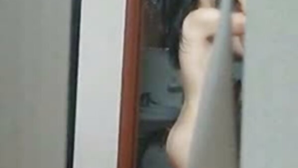 Seks lapar milf pelajar melancap Claudia Valentine menghisap zakar berdenyut-denyut yang besar