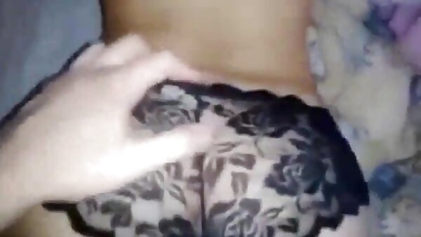 Jalang lucah di hotel Asia seksi Lyla Lei meniup lolipop hitam pekat dengan penuh ghairah